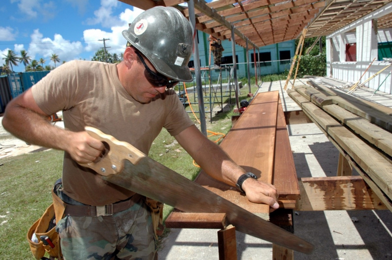 menuisier-GRIMAUD-min_worker_construction_building_carpenter_male_job_build_helmet-893290